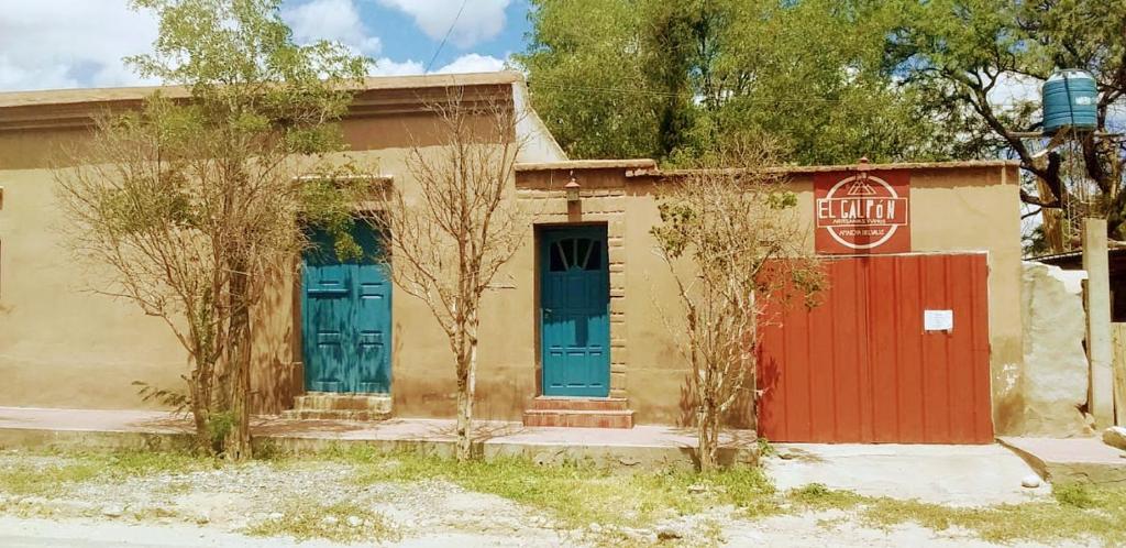 阿迈查德尔瓦勒La Esmeralda的带有蓝色和红色门和停车标志的建筑