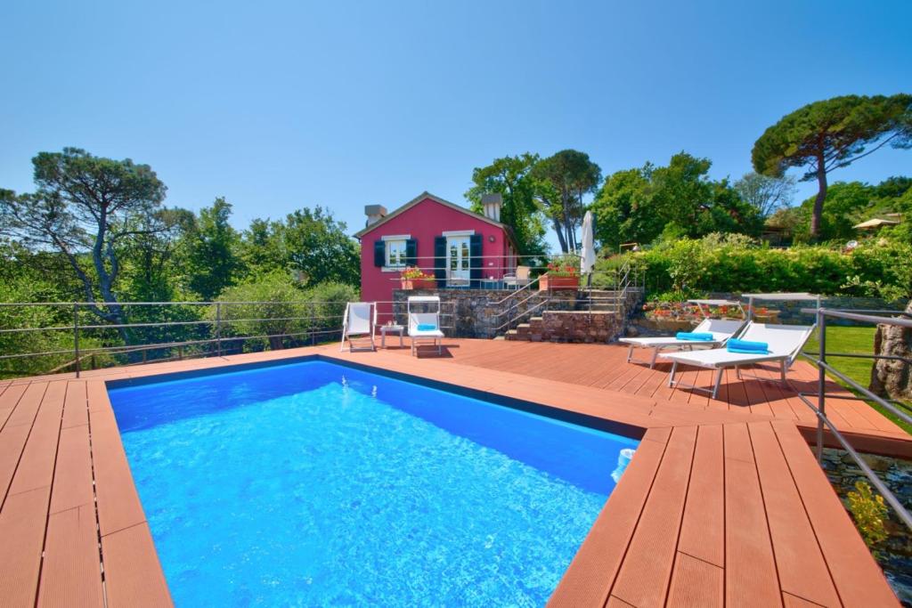 卡莫利I Giardini di Camogli - VILLA SÀRVIA, garden&pool的一个带甲板和房子的游泳池