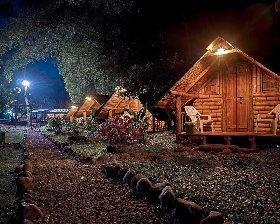 圣罗莎德卡瓦尔Camping lagos de venecia的夜晚的一排木屋