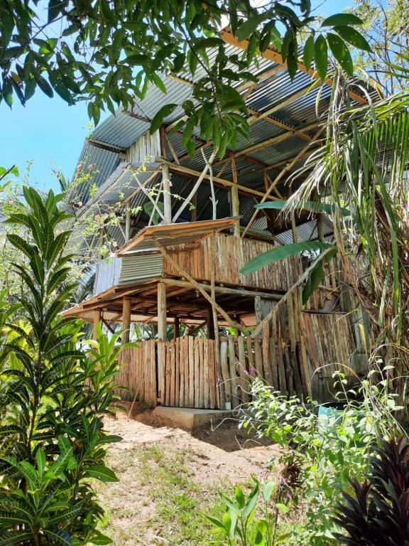 Palmar SurLa Muñequita Lodge 2 - culture & nature experience的前面有木栅栏的房子
