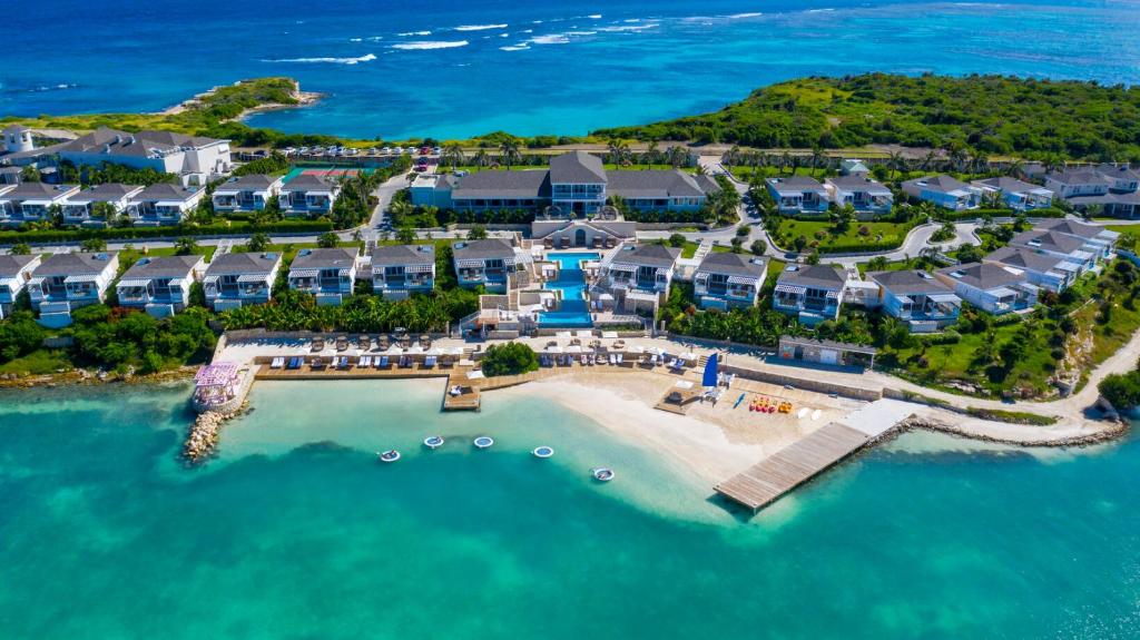 WillikiesHammock Cove Antigua - All Inclusive - Adults Only的海洋度假胜地的空中景观