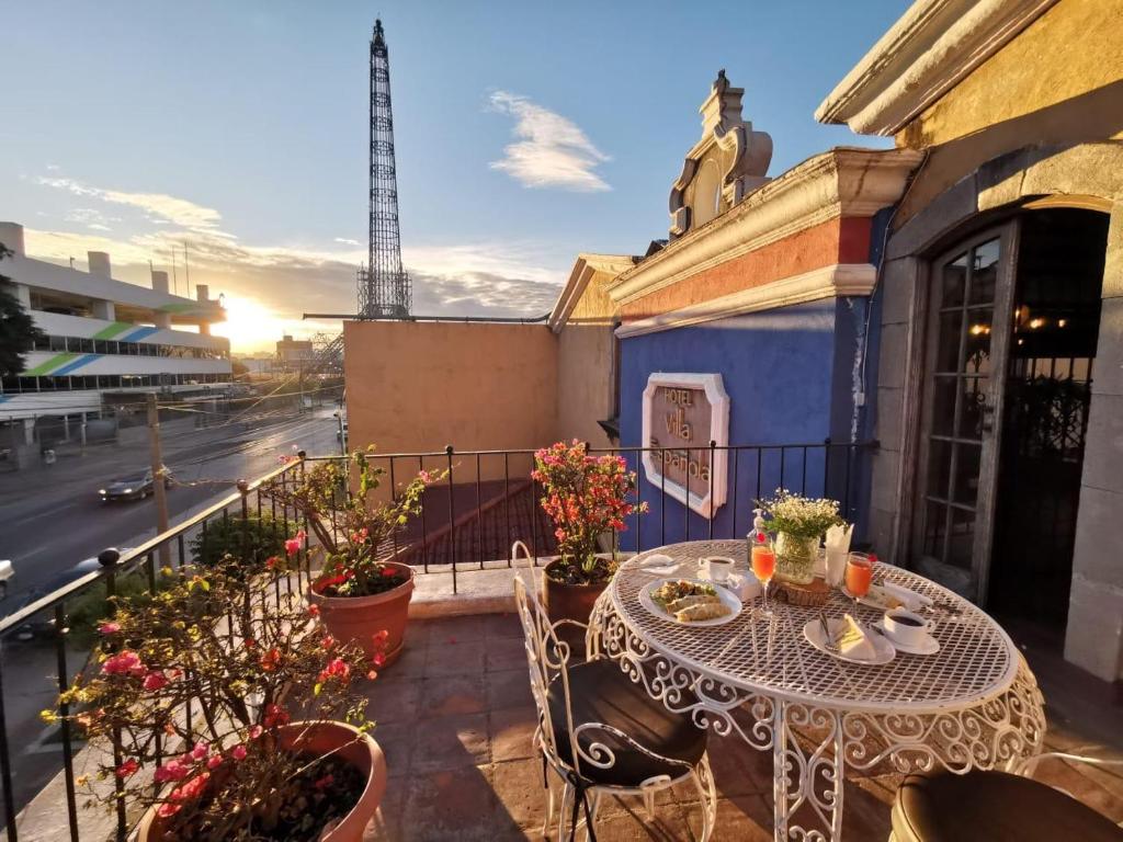 危地马拉埃斯帕诺拉别墅酒店的街景阳台的桌子
