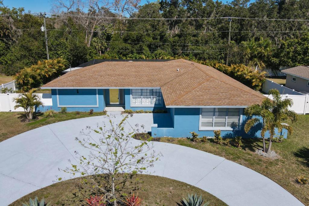 萨拉索塔Sarasota Serenity的享有蓝色房屋的顶部景色,设有棕色屋顶