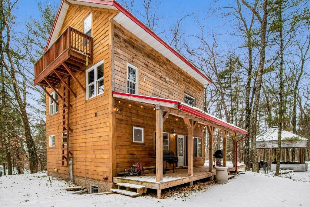 New RomeThe Scrabble House的雪中树林中的小木屋