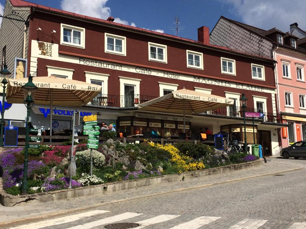 玛利亚采尔马格努斯克劳泽酒店的前方鲜花盛开的街道上的建筑