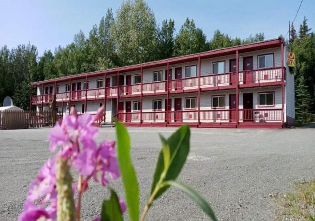 基奈The Place Motel Bar的一座红色的大建筑,有很多窗户