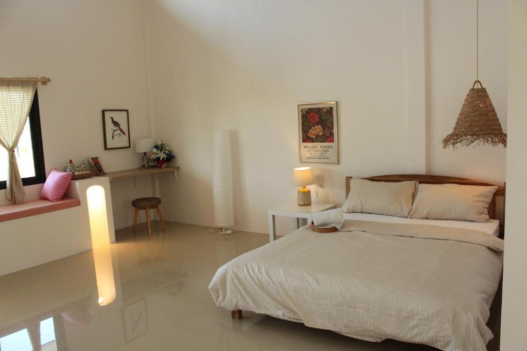 Sonne resort ซอนเนอ รีสอร์ต的白色的卧室设有床和窗户