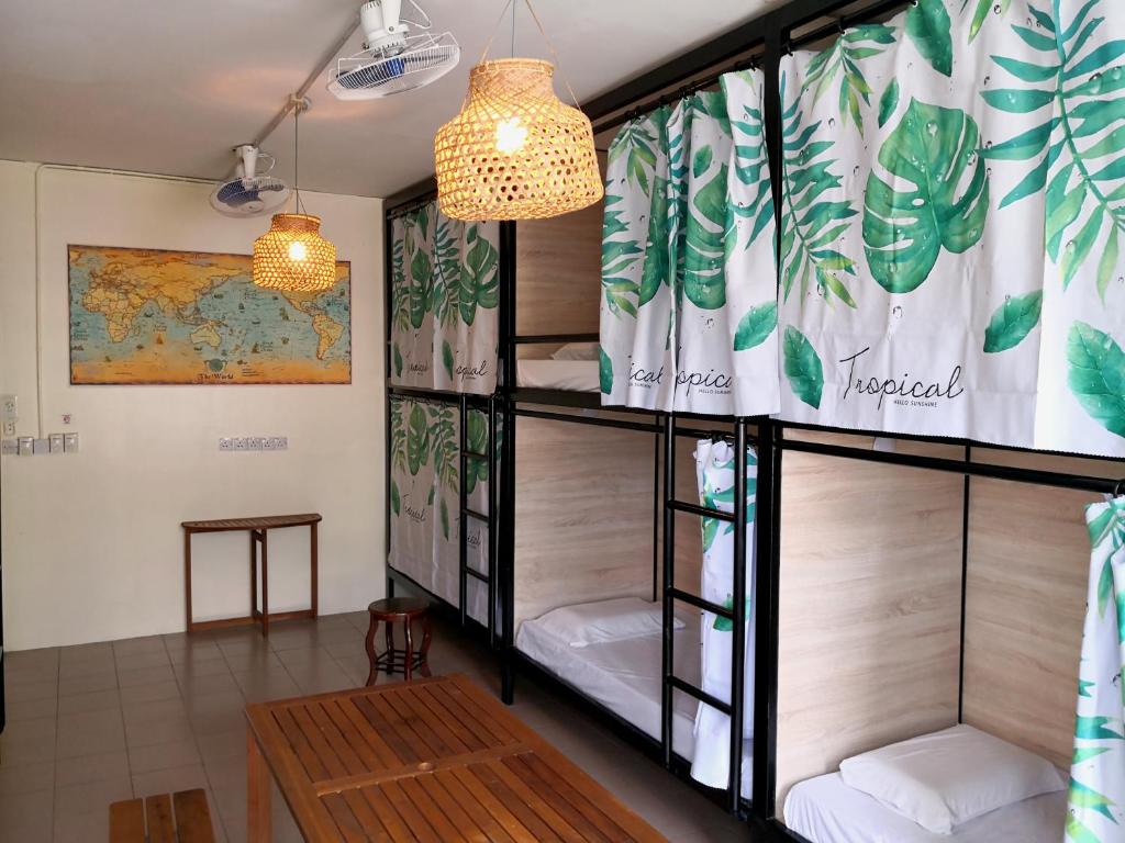 哥打京那巴鲁神山青年旅社的客房设有四张双层床和一张桌子。