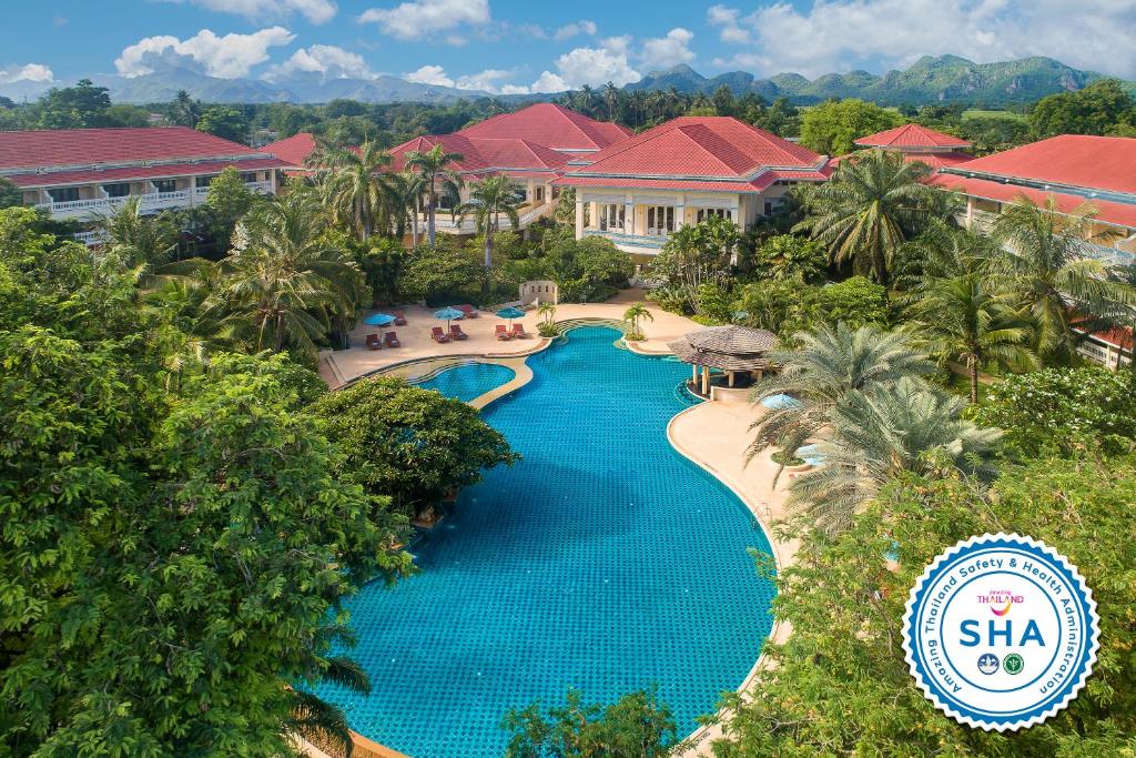 北碧Dheva Mantra Resort的享有度假村游泳池的空中景致