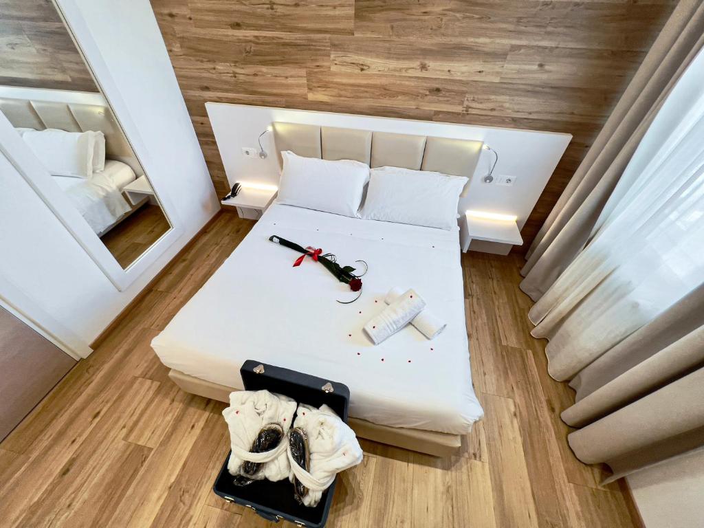 特拉莫Hotel Gran Sasso & SPA的小房间设有一张带锤子和武器的白色床