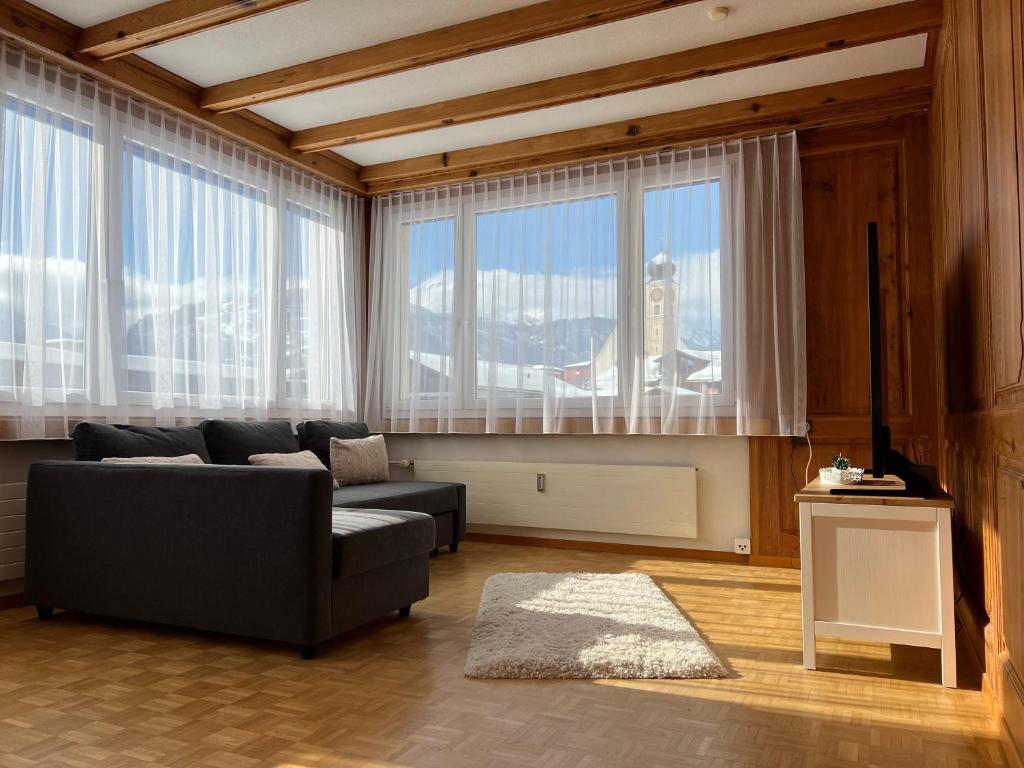 迪森蒂斯Ferienwohnung Dorfzentrum的带沙发和大窗户的客厅