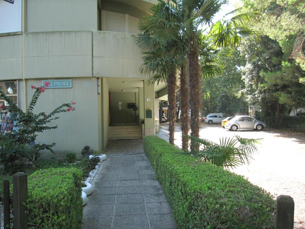 格拉多Appartamento Ritz的建筑前有人行道的建筑物