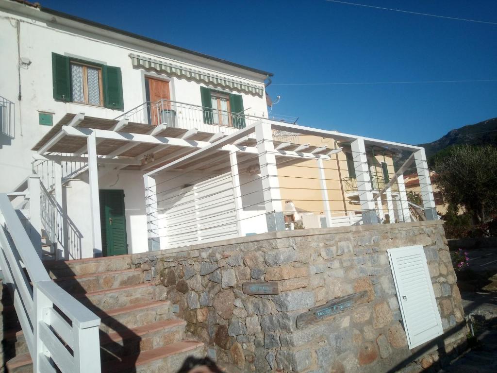 波蒙特Appartamento orlando vista panoramica Pomonte isola D'Elba的一座房子,有石头楼梯通往
