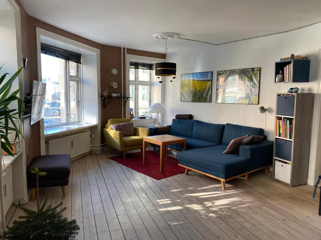 哥本哈根Nice flat and area的客厅配有蓝色的沙发和椅子