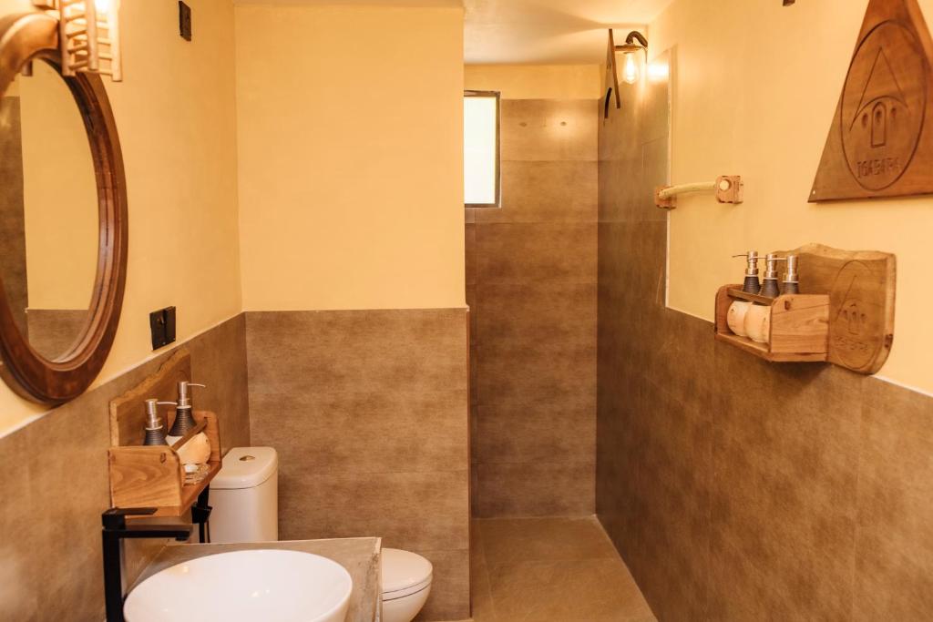 坦加拉Igabara Hobbit House的一间带水槽、卫生间和淋浴的浴室