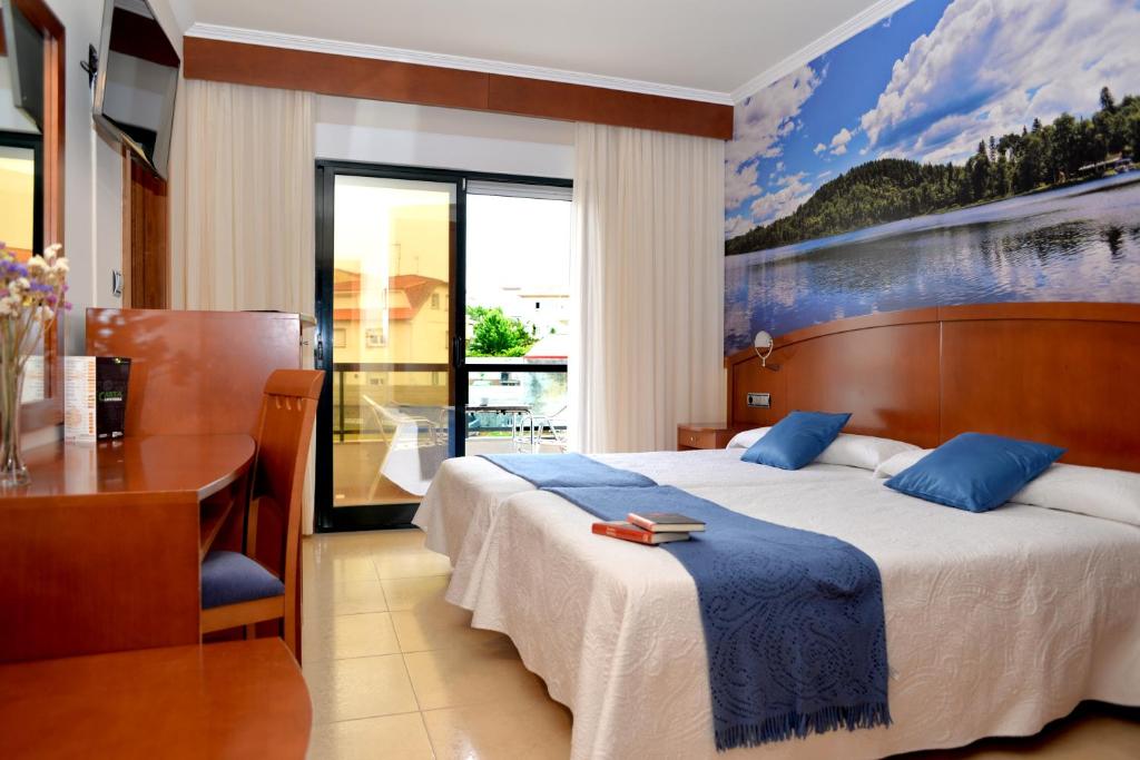 波多诺伏波多诺伏酒店的一间卧室配有一张床、一张书桌和一个窗户。