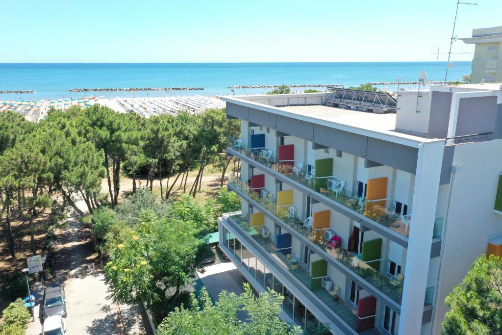 利多克拉西Hotel Krone的从度假村的阳台上可欣赏到海滩景色