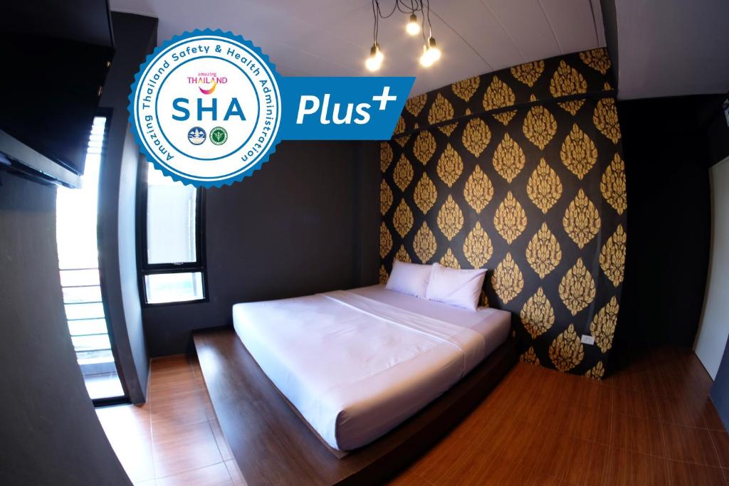 曼谷隐逸曼谷旅舍的一张床位,房间标有阅读sha+的标志