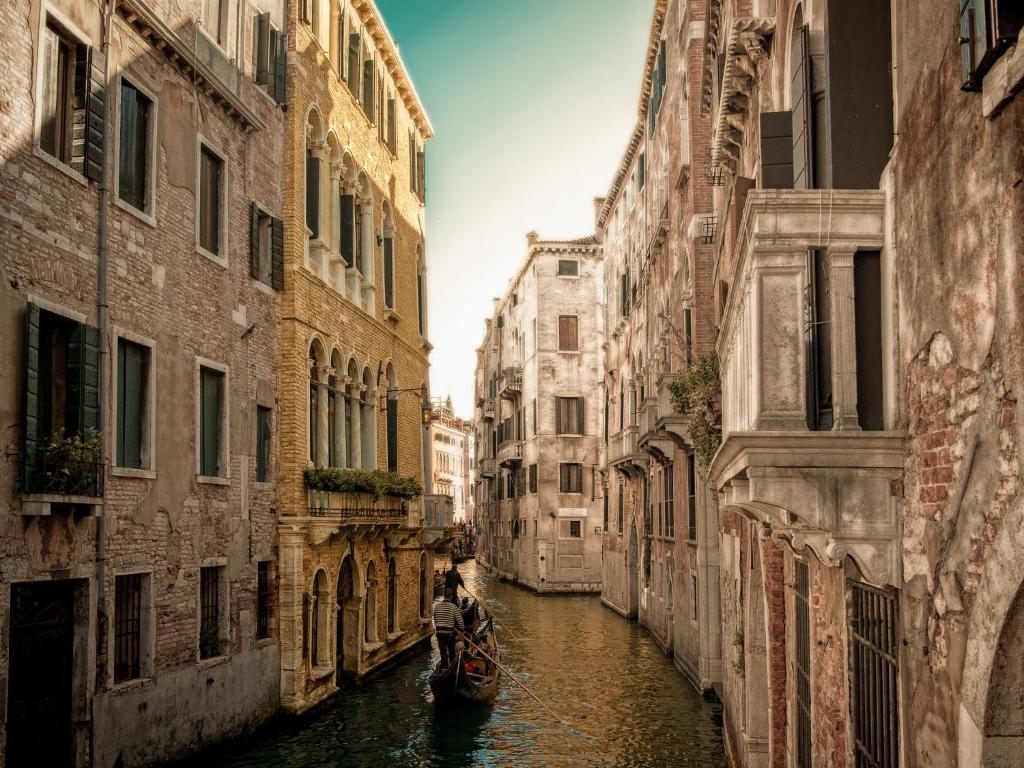 威尼斯圣塔罗酒店的两座建筑之间运河上的缆车
