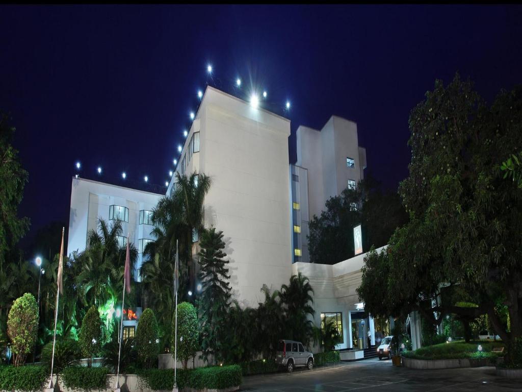 维沙卡帕特南Greenpark Visakhapatnam的白色的建筑,晚上有灯