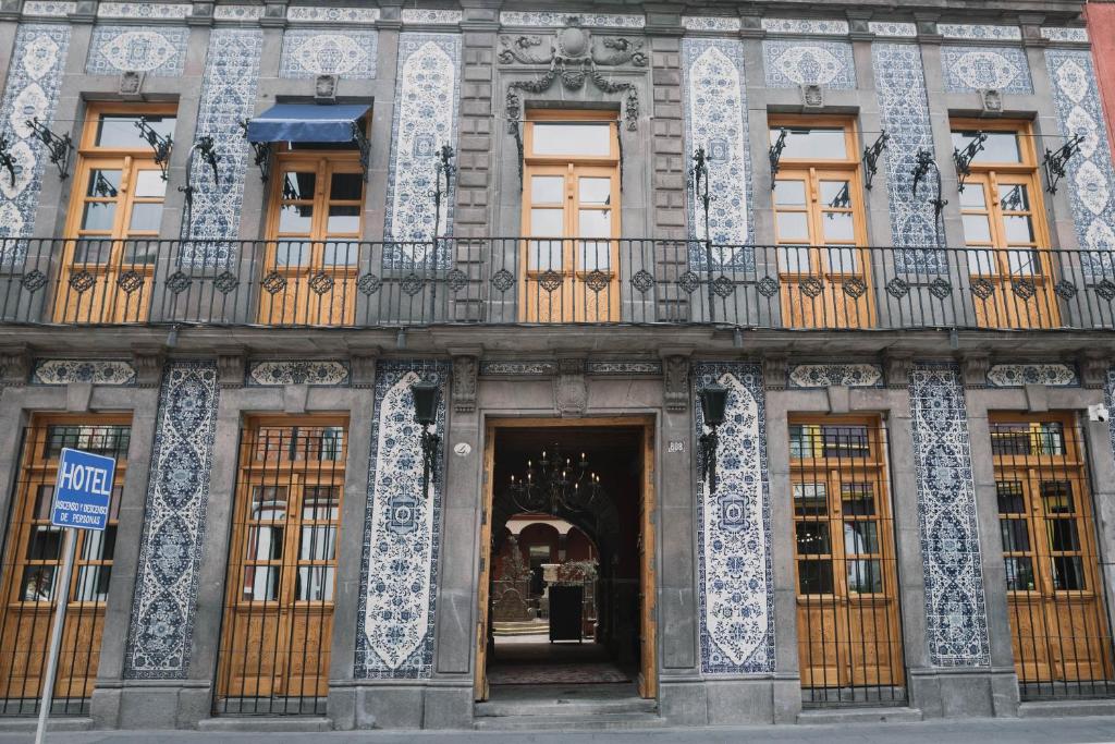 普埃布拉Casa Azulai Puebla Hotel Boutique的华丽的建筑,设有门和阳台