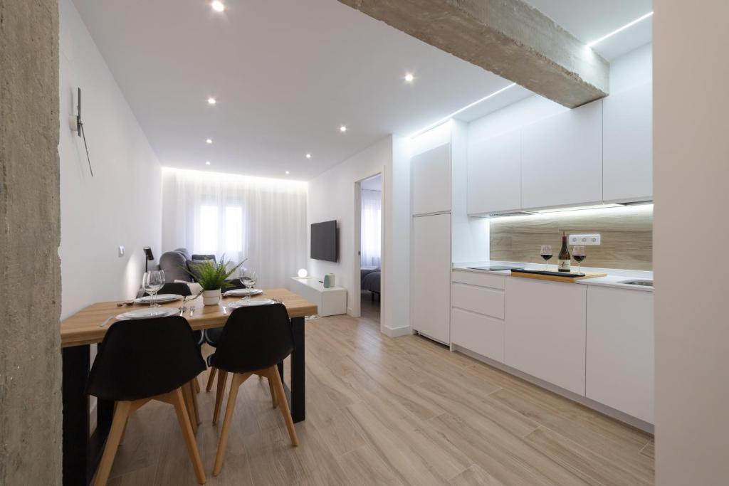 洛格罗尼奥Apartamento Logroño Avenida Ayuntamiento的厨房以及带桌椅的用餐室。