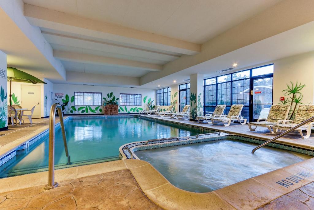 特拉弗斯城帕克谢里度假酒店的游泳池位于酒店带躺椅的房间,游泳池