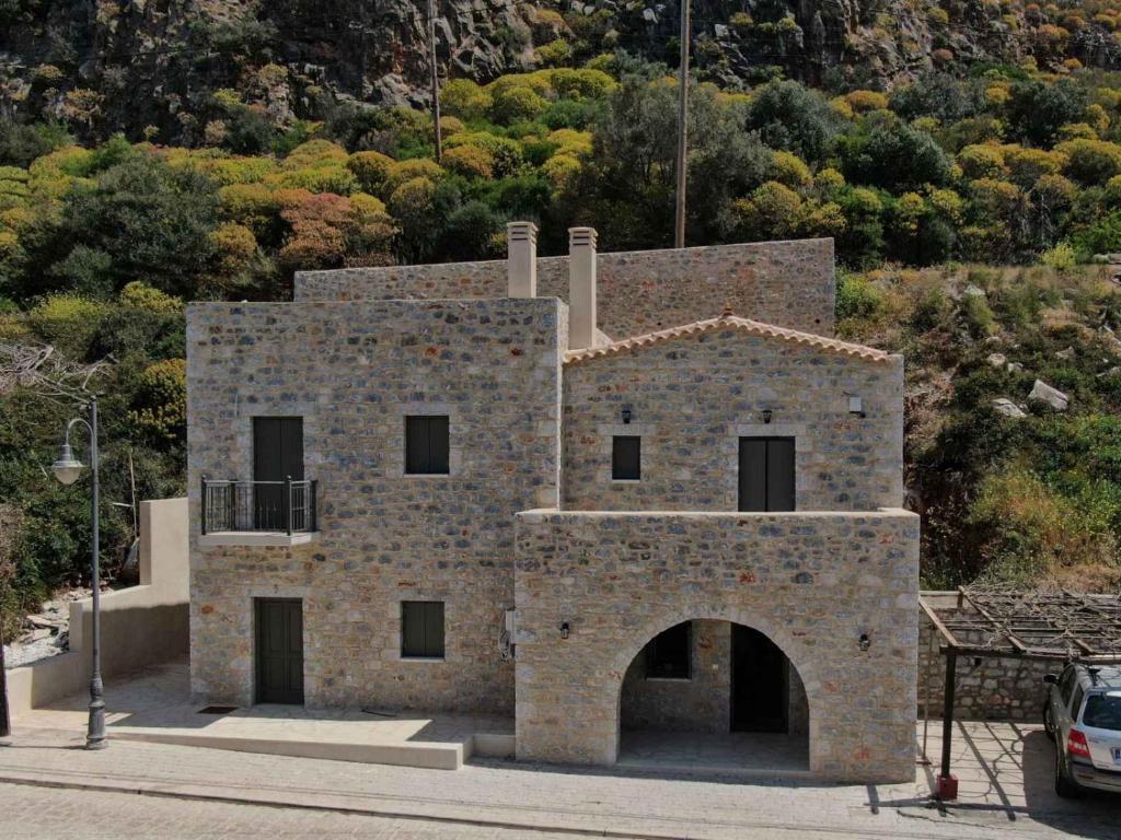 利梅尼Vina's Stone House的一座砖砌建筑,上面设有阳台