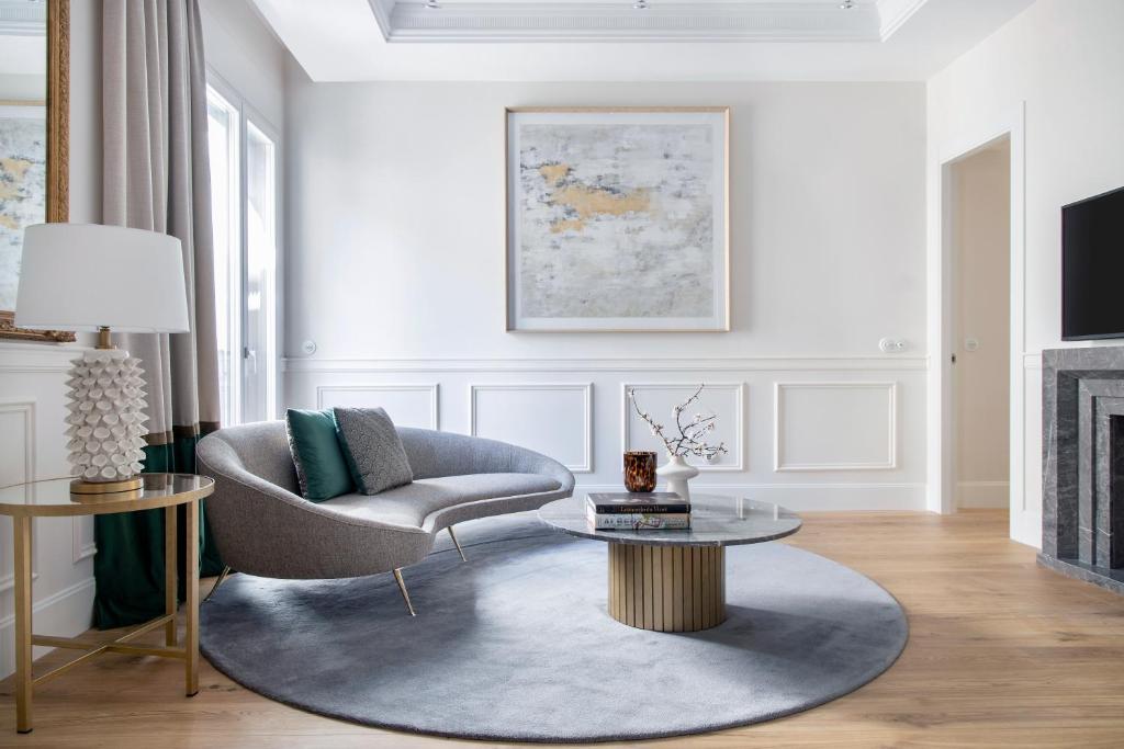 马德里Palacio Tirso de Molina - THE ARC COLLECTION的客厅配有椅子和桌子