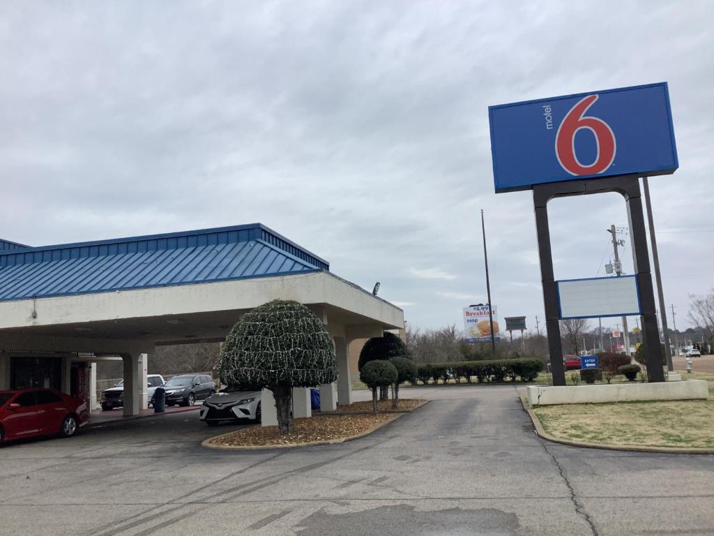 孟菲斯Motel 6-Memphis, TN - East的前面有标志的加油站