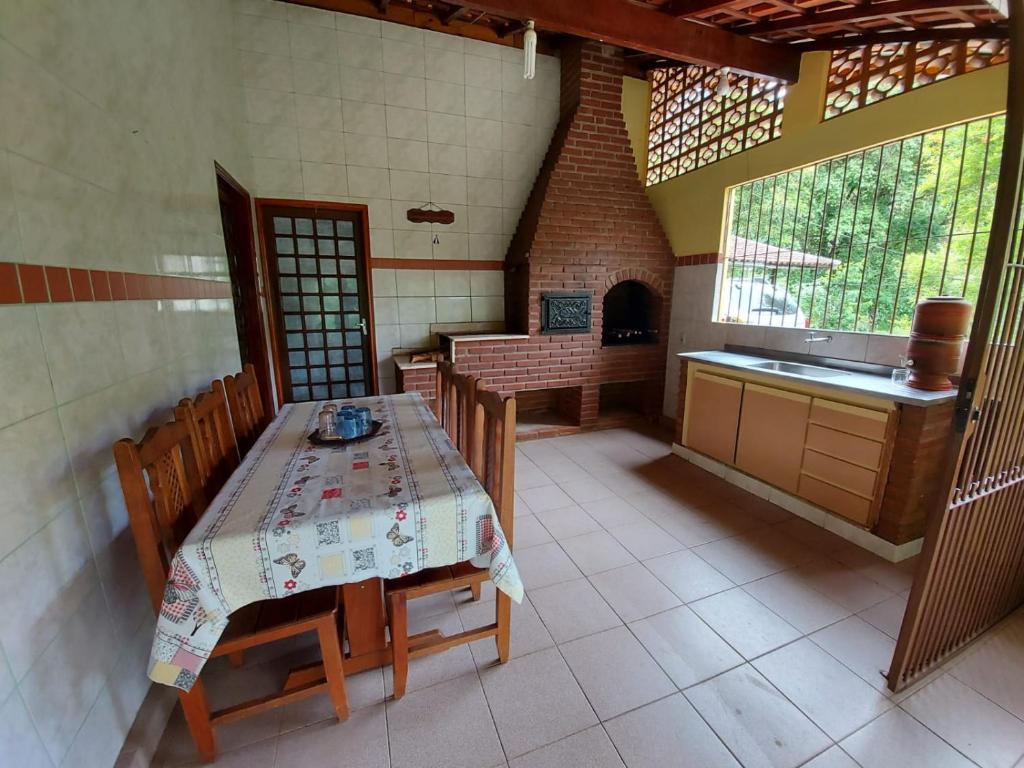 圣本图-杜萨普卡伊Recanto Magalhães的一间带桌椅和窗户的用餐室