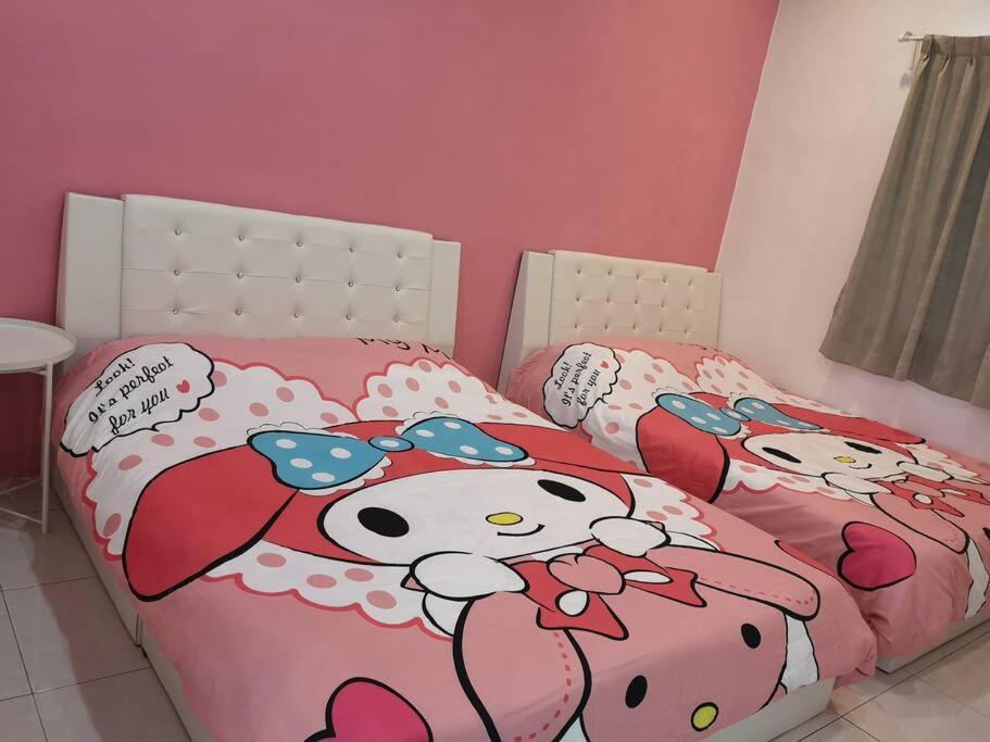 伯恩仓W36 WarmStay atGoldenHills NightMarket 4R Wifi BBQ的粉红色卧室内的2张小猫床