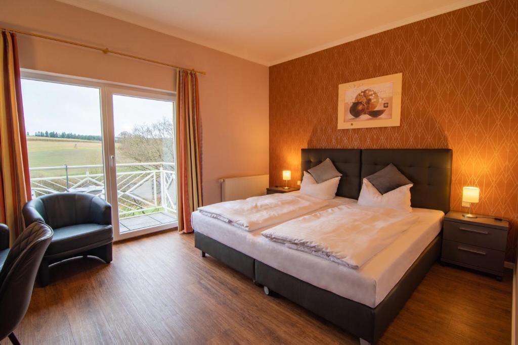 阿尔特雷莫斯巴其酒店的卧室配有床、椅子和窗户。