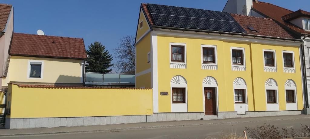 弗思Stift Göttweigblick的街道边的黄色建筑