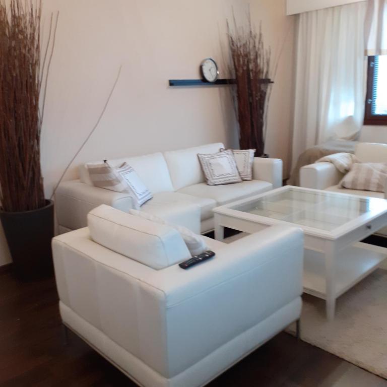 LohjaLohja Lempola 2 room apartment的客厅配有白色的沙发和桌子