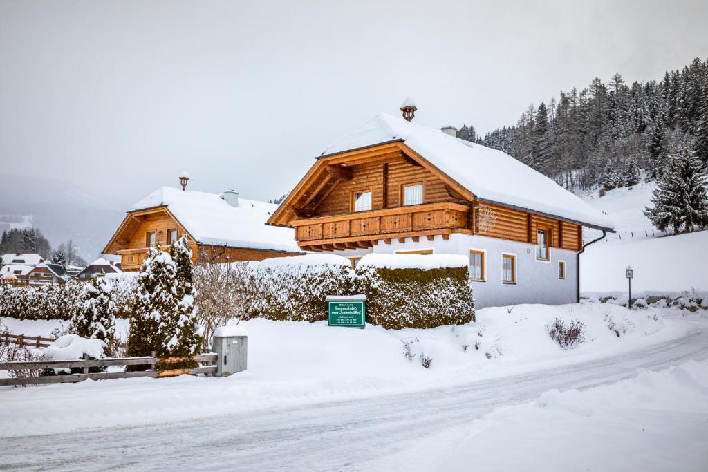 玛丽亚普法尔Sonnenchalet 2 im Salzburger Lungau的雪中带路的木屋