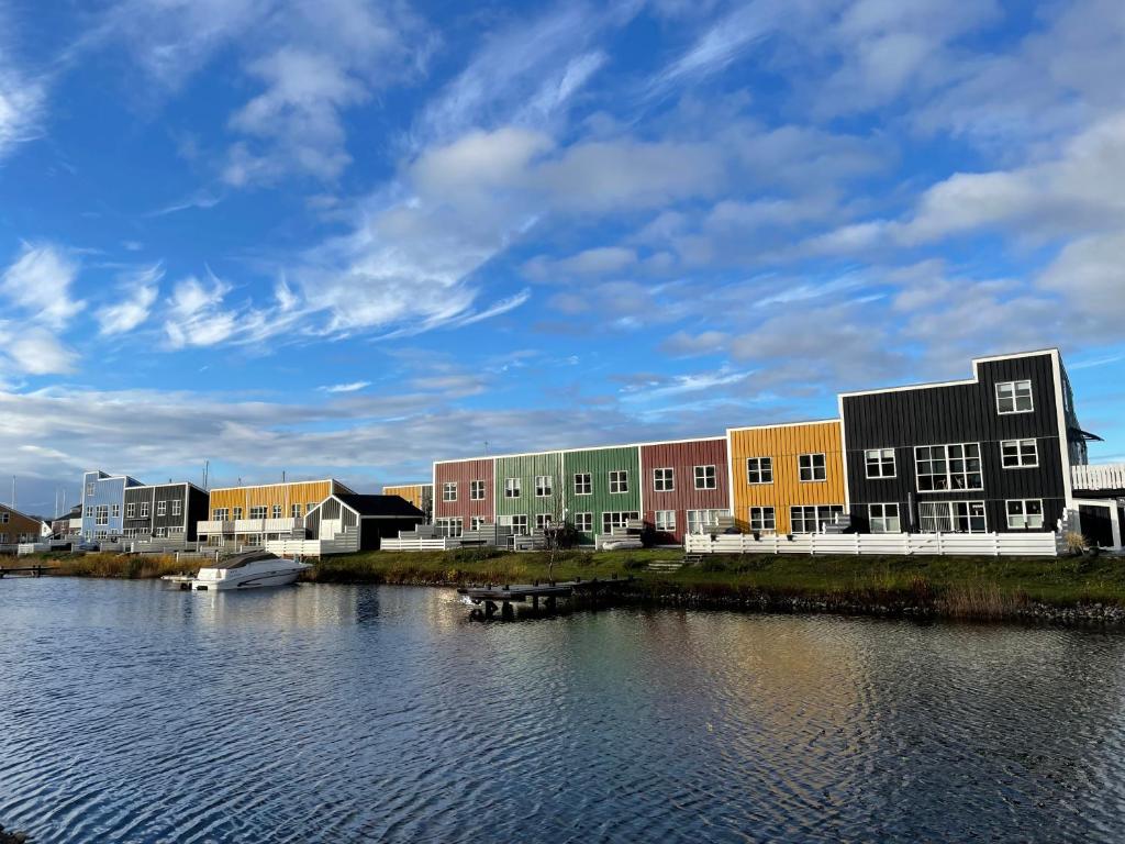 埃贝尔托夫特Perle Øer Maritime ferieby Ebeltoft的一群靠近水体的建筑物