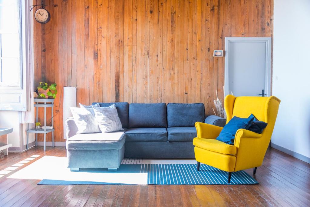 FasniaLa Casa del Barranco的带沙发和黄色椅子的客厅
