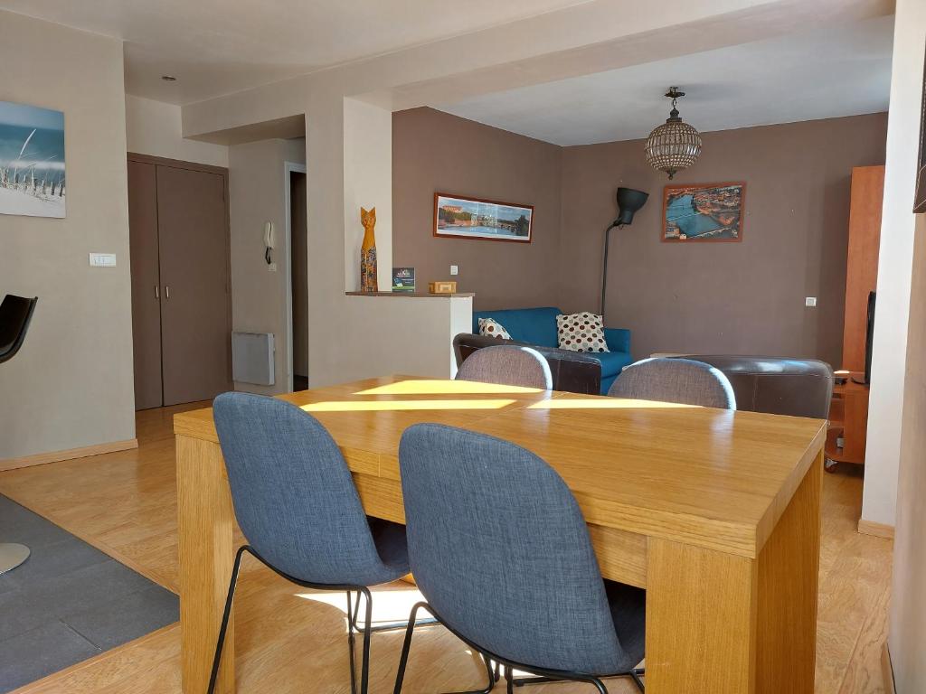 罗德兹Le Bullière 60m2 plein centre!的客厅配有木桌和椅子