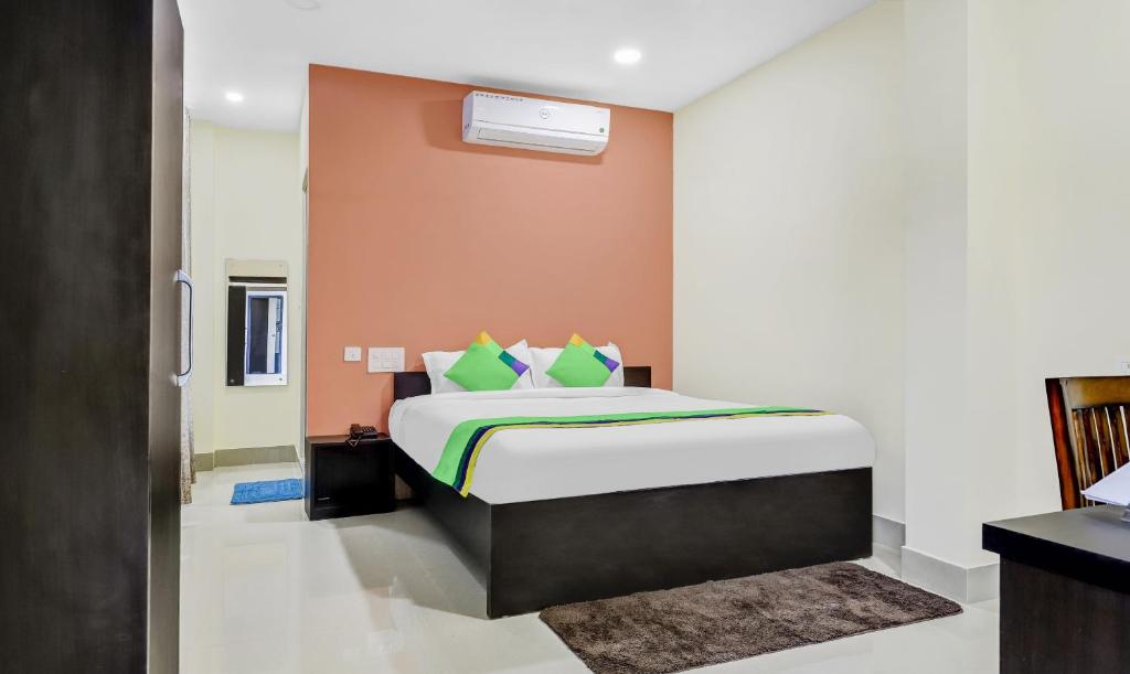 古瓦哈提Treebo Trend Hotel Mobi VIP Airport的一间卧室,卧室内配有一张大床