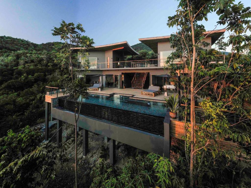 新孔Mirage Villa的森林中央带游泳池的房子
