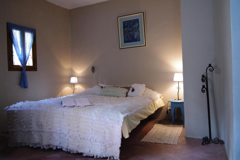 塞提法特玛奥博尔德利奥酒店的卧室配有白色的床和两盏灯。