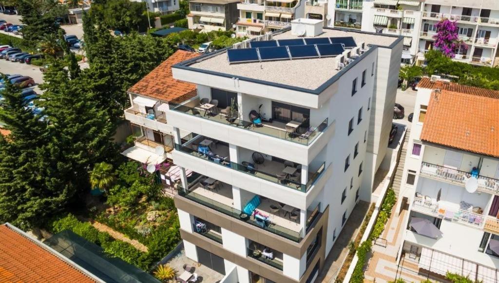 马卡尔斯卡Apartmani Vila Jelena的屋顶上太阳能电池板建筑的空中景观