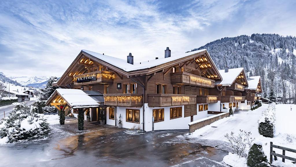 格施塔德格施塔德创世纪酒店的一座大木屋,地面上积雪