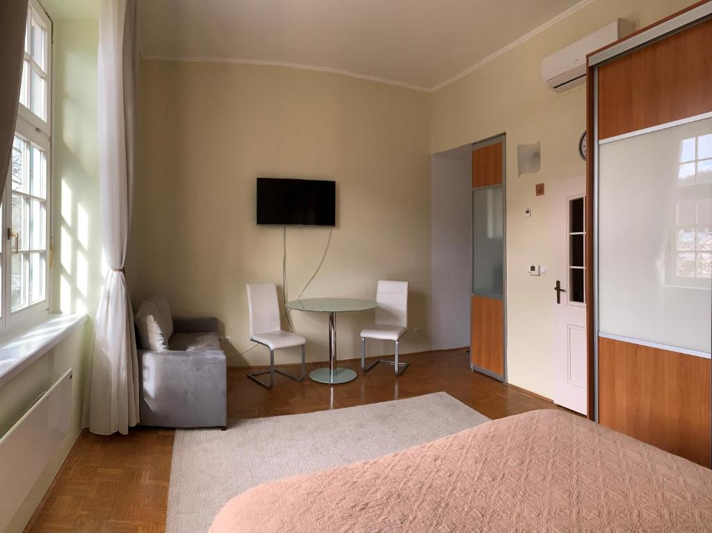 罗加斯卡斯拉提纳Apartment 19 Vila Golf Nice Vacation的卧室配有一张床和一张桌子及椅子