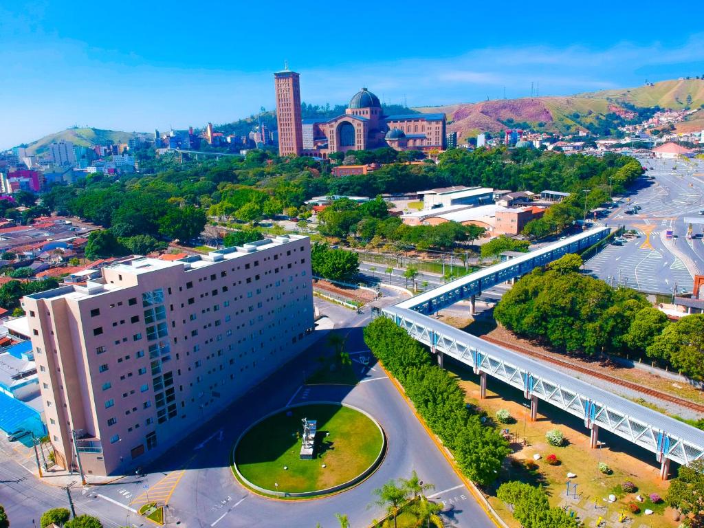 阿帕雷西达Hotel Santo Afonso的享有城市空中景致,设有一座大型建筑