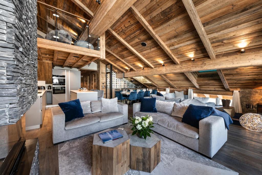瓦勒迪泽尔Vail Lodge by Alpine Residences的带沙发和蓝色枕头的客厅