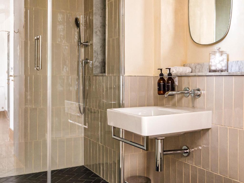 伦敦Luxury Apartments in a vibrant part of North London的一间带水槽和淋浴的浴室