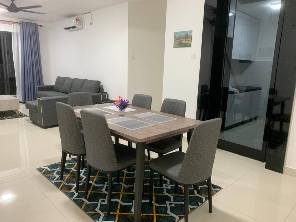 瓜拉丁加奴4A Icon Residence的客厅配有餐桌和椅子