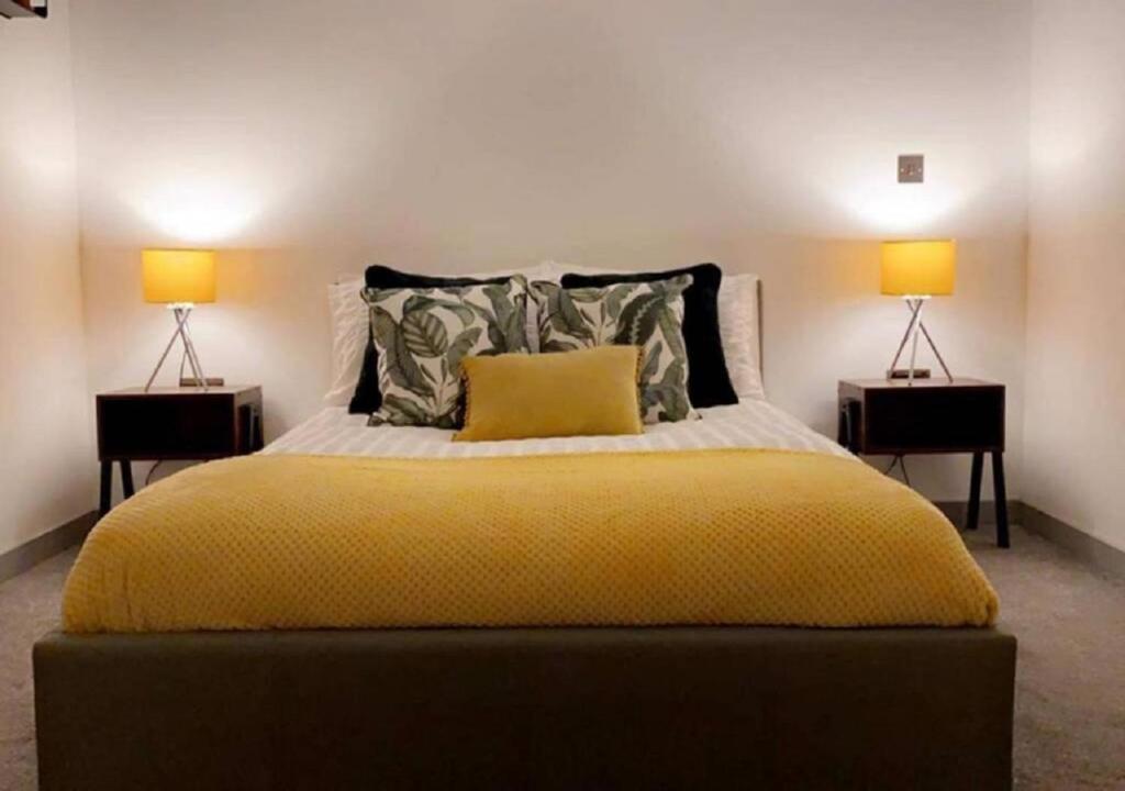 唐克斯特Doncaster City Centre Deluxe Whole Apartment sleeps 4 D19的卧室配有一张床,两边都配有两盏灯